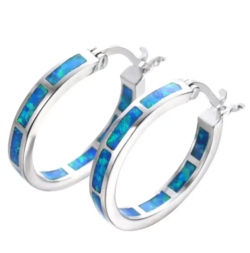 Boucles d'oreilles élégantes avec une opale de feu bleue