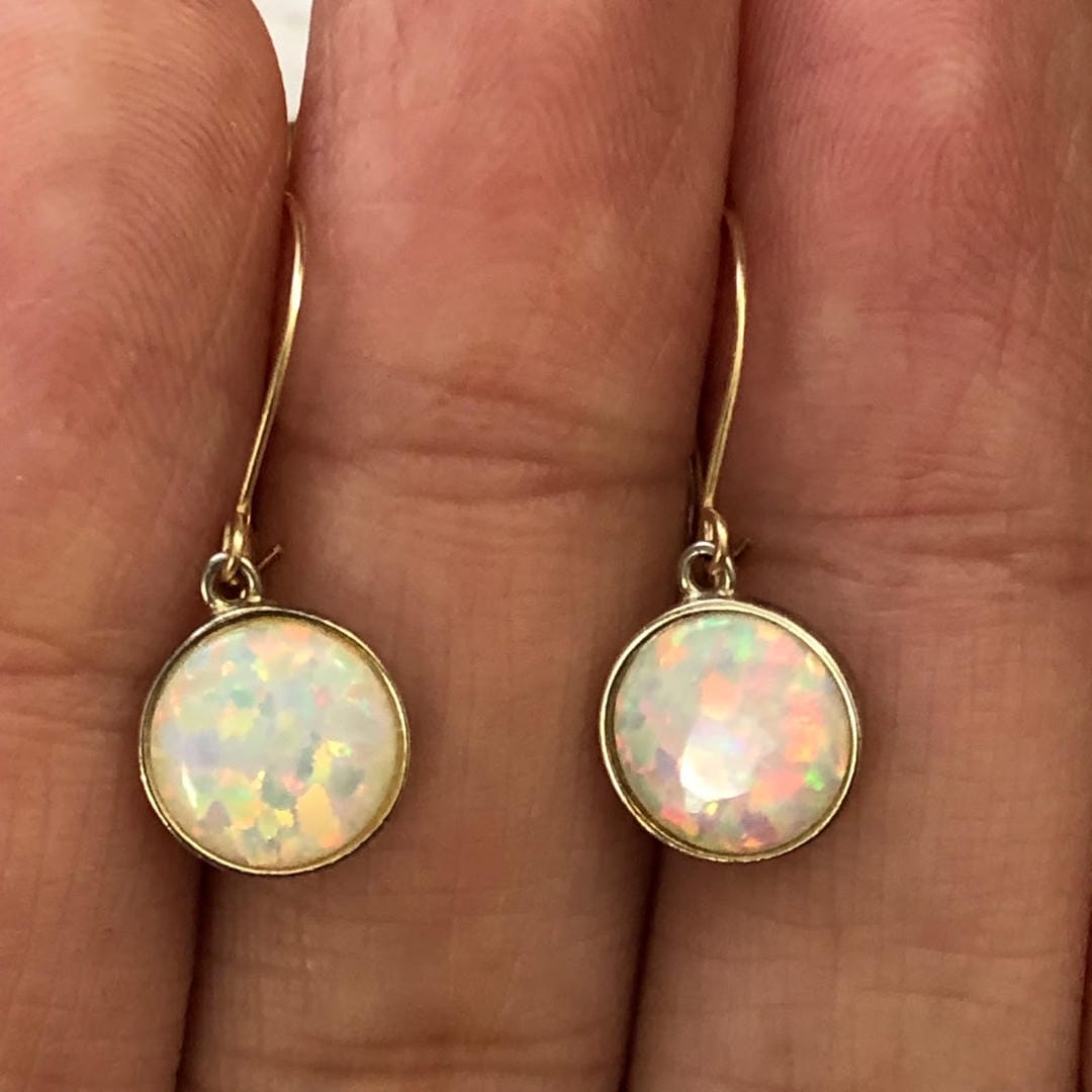 Boucles d'oreilles intemporelles en opale blanche et or plaqué