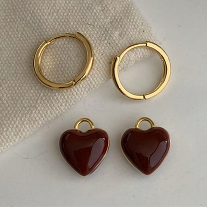 Créoles en or ornées d'un cœur rouge