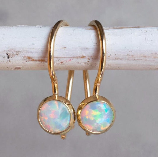 Boucles d'oreilles intemporelles en opale blanche et or plaqué