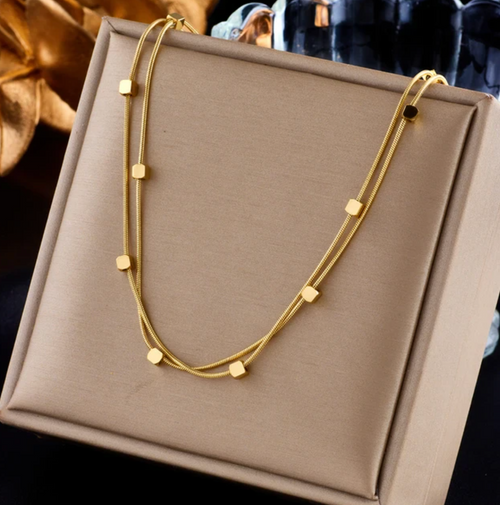 Collier en or 18 carats plaqué, orné de délicats petits carrés