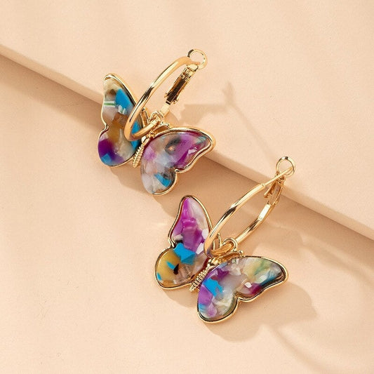 Boucles d'oreilles créoles en or avec des papillons multicolores