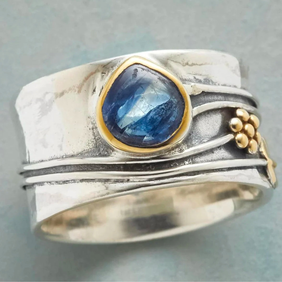 Bague vintage en argent ornée d'un saphir bleu
