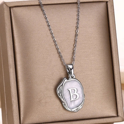 Collier océan plaqué or 18 carats avec initiales au fond de la mer