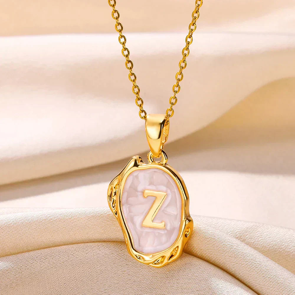 Collier océan plaqué or 18 carats avec initiales au fond de la mer