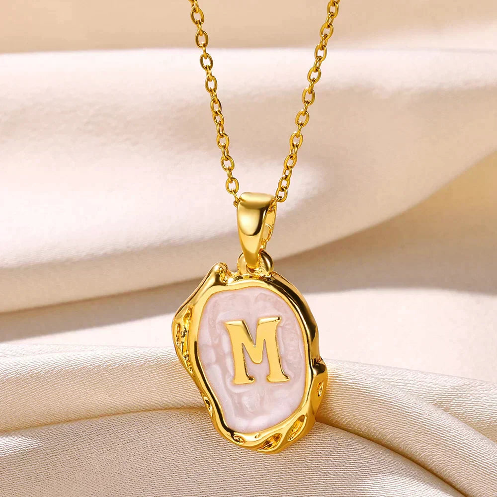 Collier océan plaqué or 18 carats avec initiales au fond de la mer