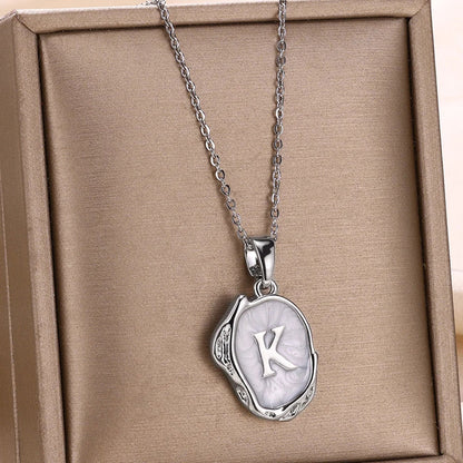 Collier océan plaqué or 18 carats avec initiales au fond de la mer