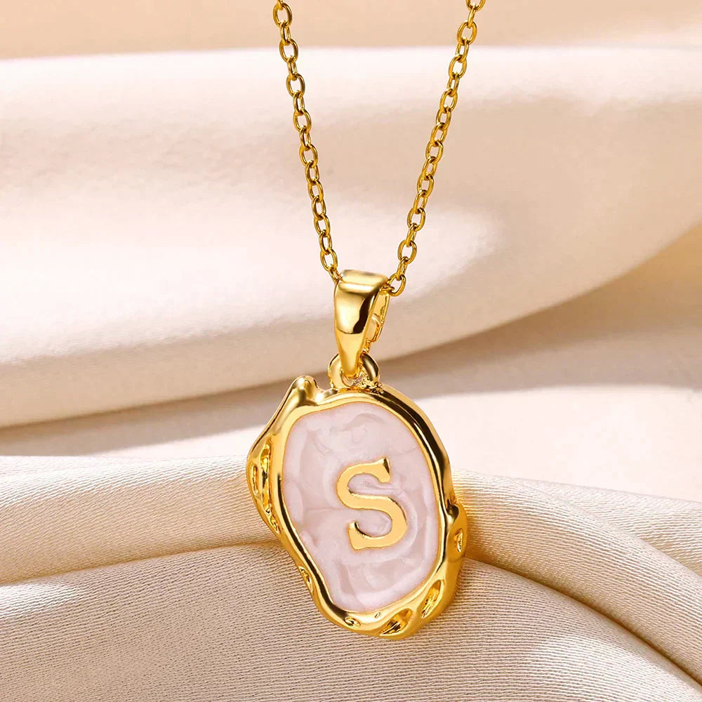 Collier océan plaqué or 18 carats avec initiales au fond de la mer