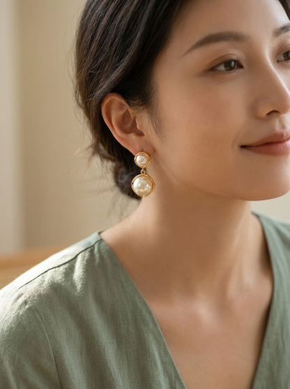 Boucles d’Oreilles Ornées de Perles Dorées