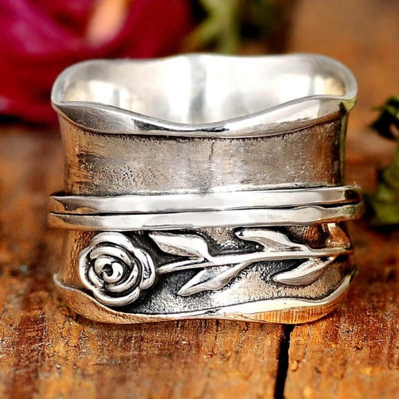 Bague vintage en argent ornée d'une fleur