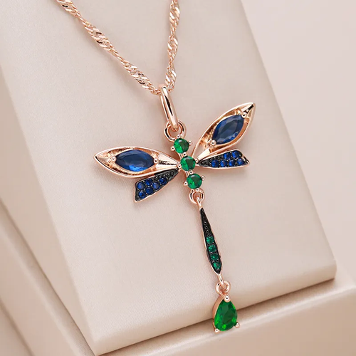 Collier Élégant Orné d’une Libellule