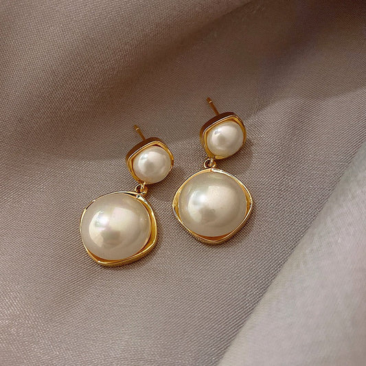Boucles d’Oreilles Ornées de Perles Dorées